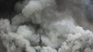 Zdjęcie przedstawia kłęby dymu, zróżnicowane pod względem odcieni - od jasnoszarego po czerń 
