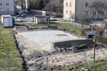 na zdjęciu widać budowę skateparku, plac budowy jest ogrodzony, w tle fragmenty budynków mieszkalnych