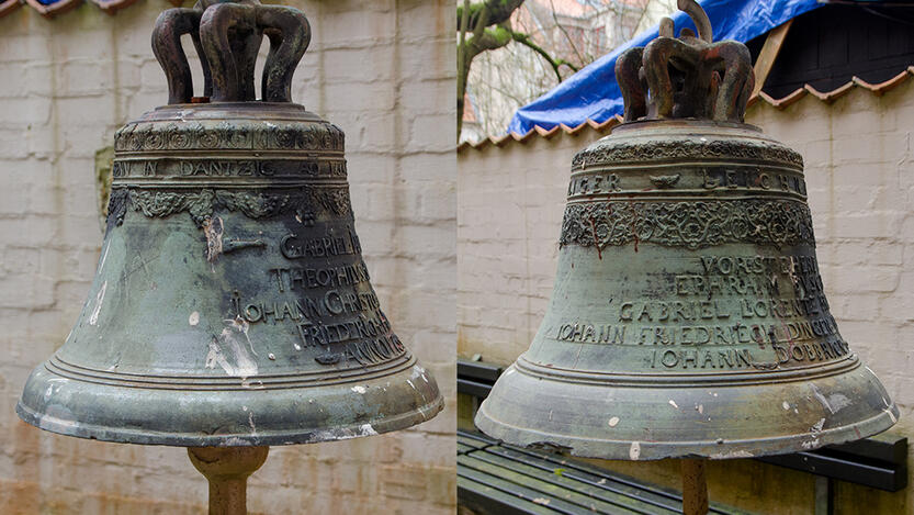 Zdjęcie przedstawia dwa widoki starego dzwonu z brązu z inskrypcjami, wystawionego na zewnątrz na tle jasnej ściany. Po lewej stronie inskrypcja głosi "ANNO 1679 GEGOSSEN IN DANZIG" powyżej dekoracyjnego pasa, z dalszymi napisami, które wydają się być imionami: "GABRIEL", "THEOPHILUS", "JOHANN CHRIST" oraz "FRIEDRICH ANTONIUS". Po prawej stronie część dzwonu przedstawia podobne elementy dekoracyjne i więcej imion, w tym "GABRIEL LORENTZ", "JOHANN FRIEDRICH DINGELDEI" oraz "JOHANN DOBRANICH". Dzwon nosi ślady starzenia i działania warunków atmosferycznych, z nalotem patyny na swojej powierzchni. Górna część dzwonu ma tradycyjny zakrzywiony kształt z widocznym wewnątrz metalowym sercem