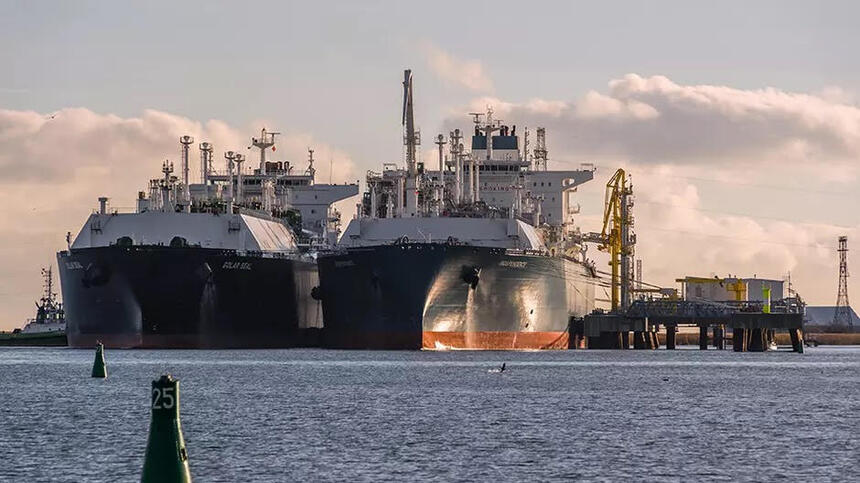 na zdjęciu dwa ogromne statki typu tankowce, stoją na morzu