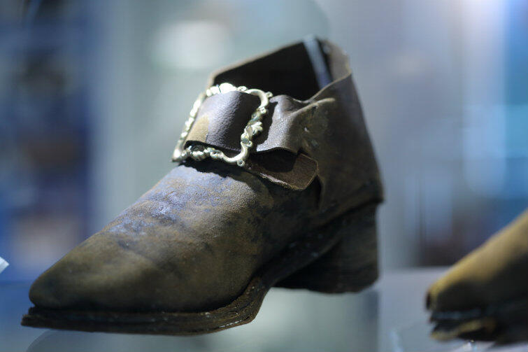 Znalezione obrazy dla zapytania praca wykopaliskowe buty