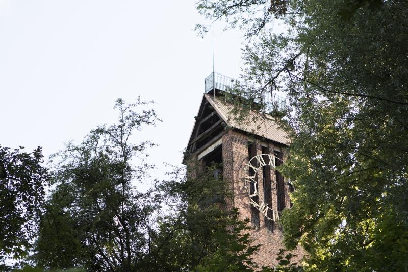 Wieża zegarowa schroniska im. Pawła Beneke na Biskupiej Górce