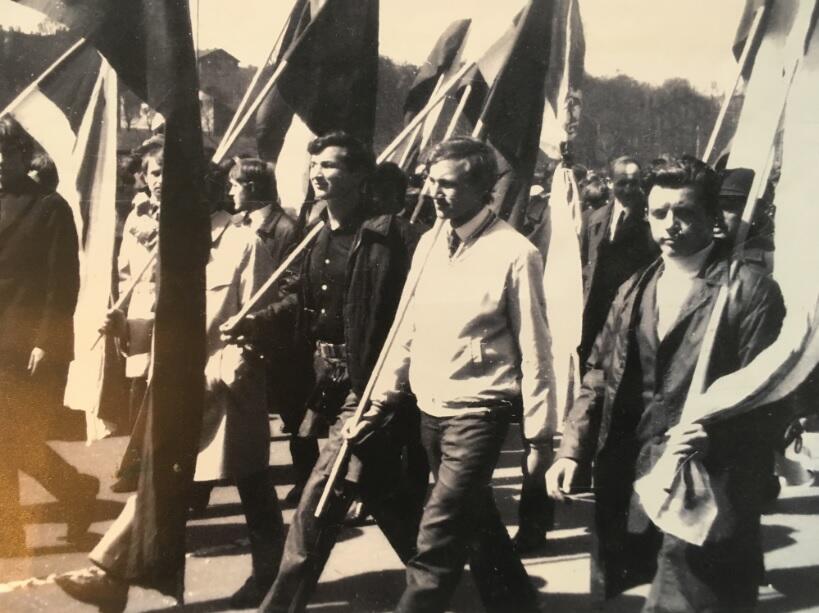 W czasie pochodu pierwszomajowego w 1971 roku zabraliśmy czarne flagi bądź odwrócone czerwono-białe z czarnymi kokardami i przemaszerowaliśmy przed trybuną