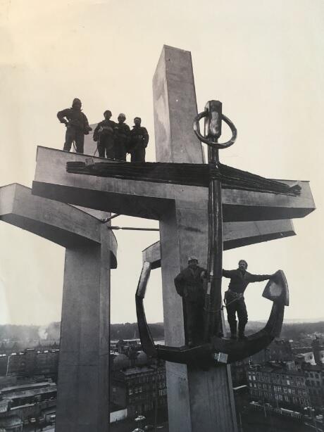 Budowniczowie pomnika po zakończeniu prac montażowych, 1980