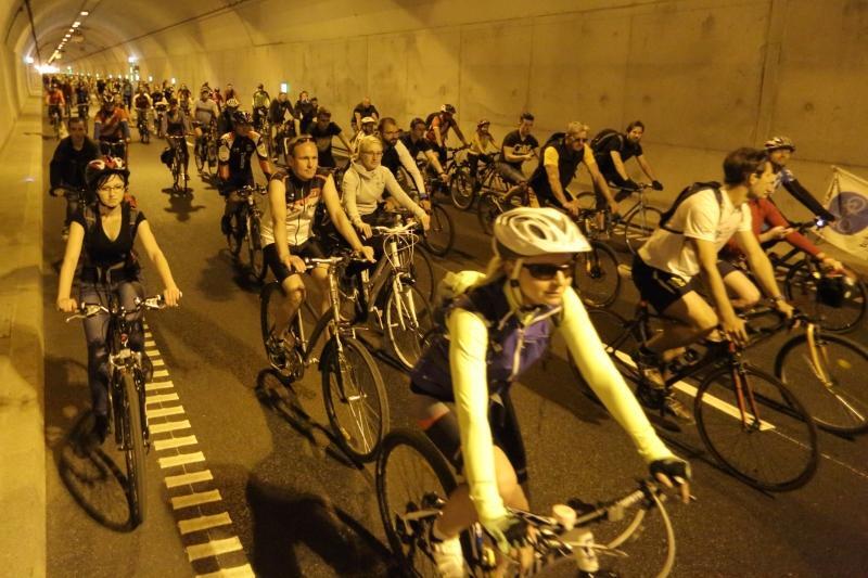 Rowerowy przejazd pod Tunelem pod Martwą Wisłą, wkrótce po otwarciu inwestycji