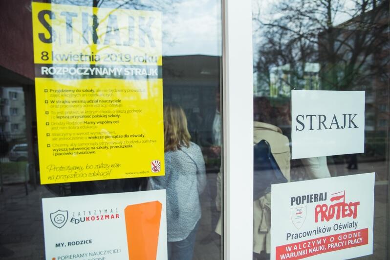 Protesty nauczycieli walczących o wyższe płace rozpoczęły się w całej Polsce w poniedziałek, 8 kwietnia. Nz. strajk w Szkole Podstawowej nr 58 w Gdańsku