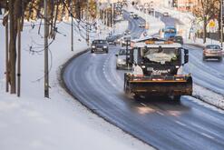  Powrót zimy w mieście. Na ulicach Gdańska pracuje ponad 60 pojazdów odśnieżających