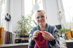 kobieta robi coś na drutach