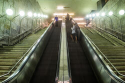  Remont schodów ruchomych w przejściu podziemnym dworca 