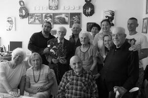 95 rodziny Franciszka Troszczyłowa (stoi drugi z lewej) w maju 2017 roku w siedzibie Światowego Związku Żołnierzy AK Koło Gdańsk
