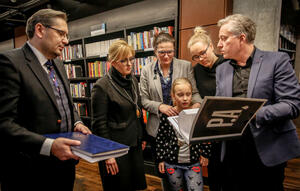  5 tys. poruszających wpisów. „Dziennik Bałtycki” przekazał księgę kondolencyjną rodzinie Pawła Adamowicza