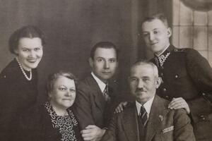 Rodzina Lecha Bądkowskiego - siedzą: matka Zofia i ojciec Kazimierz, stoją od lewej: siostra Aleksandra, brat Tadeusz, Lech; Toruń, maj 1939  