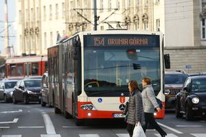 Miejskie autobusy i tramwaje od poniedziałku, 16 marca, będą jeździć według rozkładów jazdy, które normalnie obowiązują w ferie. Tak będzie do odwołania