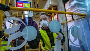 Pojazdy komunikacji miejskiej w Gdańsku są myte codziennie, pracownicy (obecnie zakładający dodatkowo maseczki na twarz) czyszczą poręcze, uchwyty i przyciski, krzesełka, szyby i obudowę pojazdów