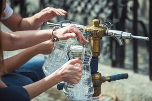 Woda z kranu? Jest bezpieczna. Światowa Organizacja Zdrowia w publikacji z dnia 2 marca 2020 r. poinformowała, że obowiązujące procedury i środki są wystarczające do zapewnienia bezpieczeństwa wody pitnej, a proces dezynfekcji wody zapewnia szybką utratę aktywności wirusa COVID-19