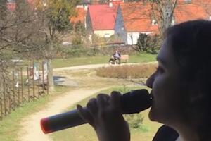  Chełm. Studentka zaśpiewała z okna dla mieszkańców zmęczonych epidemią 