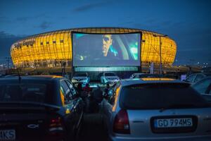 Na zdjęciu Kino Samochodowe przy Stadionie Energa Gdańsk. Pokaz filmu "Drive", z Ryanem Goslingiem w roli głównej, był częścią 20. Festiwalu Filmów Kultowych w 2017 roku