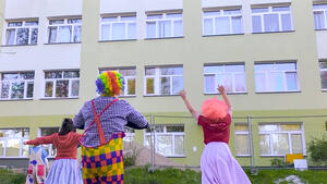 Wolontariusze Fundacji `Dr Clown` w tańcu pod oknami Szpitala Dziecięcego Polanki w Gdańsku