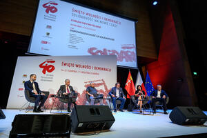 W debacie "Odpowiedzialność za solidarność" wzięli udział (od lewej): Konrad Knoch, Bogdan Lis, Bogdan Borusewicz, Zbigniew Janas, Bożena Rybicka-Grzywaczewska i Władysław Frasyniuk