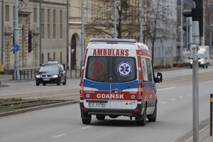 Ulica w mieście, jedzie ambulans medyczny