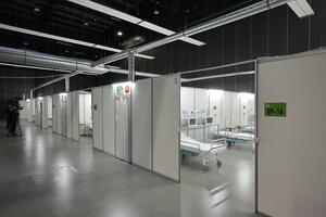 Hala, w niej wydzielone plastikowymi (metalowymi) ściankami pomieszczenia z otwartymi drzwiami. W nich łóżka szpitalne. Obok długi korytarz 