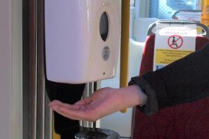  Bezdotykowe urządzenia do dezynfekcji rąk w miejskich autobusach i tramwajach 