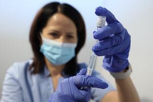 pielęgniarka rozcieńcza szczepionkę