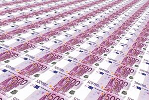 europejskie bankonty EURO o nominale 500 ułożone jeden obok drugiego