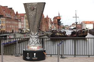  Ogromna kopia Pucharu Ligi Europy stanęła na Zielonym Moście. Będzie tam do czwartku
