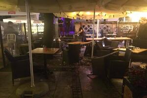  Grupa agresywnych mężczyzn napadła na angielskich kibiców i zdemolowała ogródek restauracji