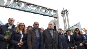  Z Lechem Wałęsą przez bramę Stoczni Gdańskiej w 41. rocznicę zwycięstwa Sierpnia FOTO i WIDEO