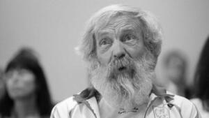 Czarno-białe zdjęcie: twarz starszego mężczyzny z długą brodą