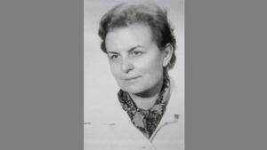 Czarno-białe zdjęcie: zdjęcie dowodowe kobiety w średnim wieku