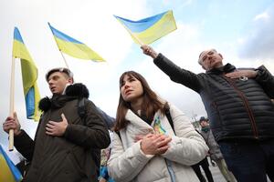 Trójka Ukraińców z flagami na Placu Przyjaciół Sopotu