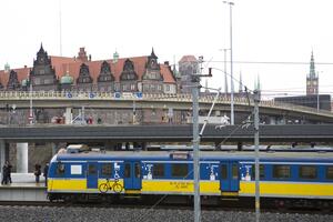pociąg ma barwy niebiesko żółte, jak flaga Ukrainy