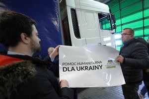 naklejka z napisem Pomoc Humanitarna dla Ukrainy