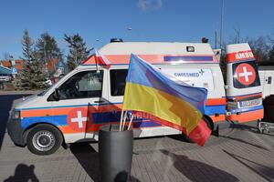  Gdański szpital - szpitalowi ukraińskiemu. Karetka pogotowia w drodze do Lwowa