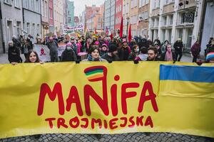  Manifa przeszła po raz 18. Kobiety przeciw agresji na Ukrainie, za aborcją w Polsce