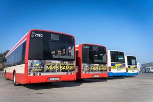 cztery autobusy stoją tyłem, naklejki Gdańsk Pomaga Ukrainie oraz Gdynia - my z wami