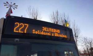 napis na czole autobusu: Solidarni z Ukrainą