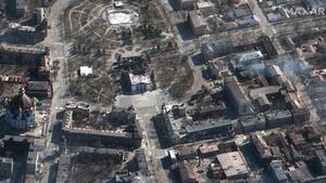 Zdjęcie zrobione z lotu ptaka. Widać ulice i zniszczone budynki. Centralnie znajduje się teren parkowy ze zburzonym bombą gmachem Teatru Dramatycznego 