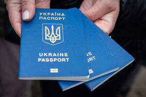 Niebieski dokument - paszport z napisami po ukraińsku