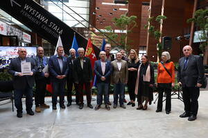 Grupa mężczyzn i kobiet, założycieli stojących w budynku Europejskiego Centrum Solidarności