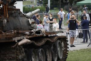  Wraki rosyjskich czołgów na Placu Zebrań Ludowych