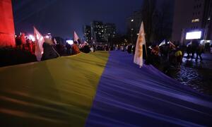 Wielka flaga narodowa Ukrainy trzymana przez demonstrantów