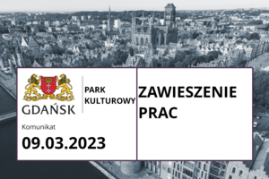 Baner, którego tłem jest panorama Śródmieścia Gdańska w kolorze niebieskawym. Treść banera to "Zawieszenie prac" oraz data 9 marca 2023 r