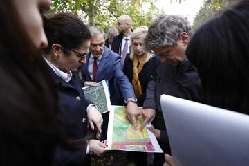 na zdjęciu kilka osób pochyla się nad kolorową mapką, po lewej widać stojącą nad mapą prezydent gdańska