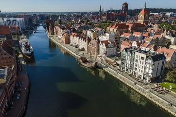 panorama miasta z rzeką i zabytkowymi budynkami z cegły oraz kamienicami