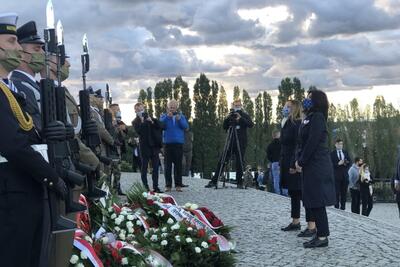 Po uroczystości prezydent Aleksandra Dulkiewicz i przedstawiciele Miasta Gdańska weszli na kopiec na Westerplatte, gdzie pod pomnikiem Obrońców Wybrzeża złożyli wieniec