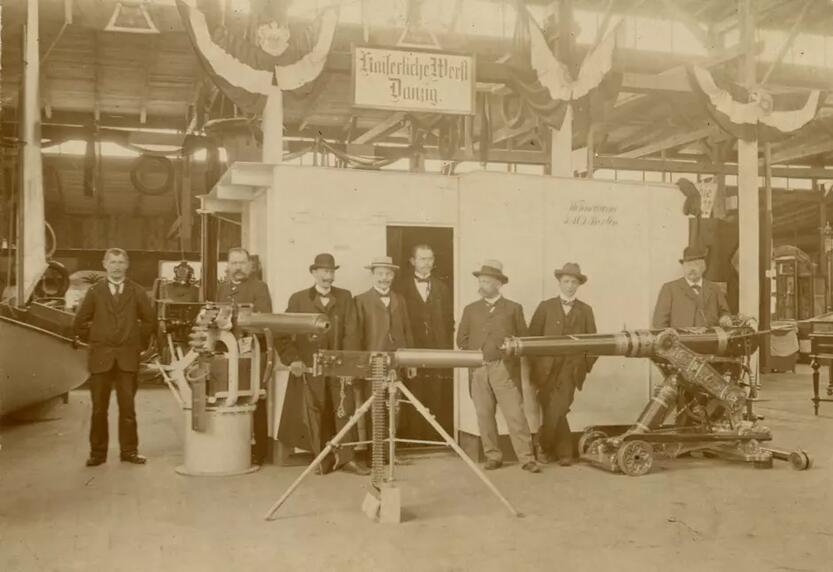 archiwalne zdjęcie przedstawiające mężczyzn przy maszynach